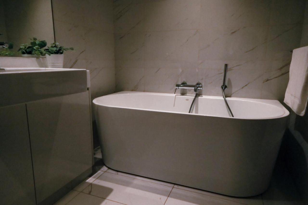 Brand New Water Front Luxury Cinnamon Suites Apartment In Heart Of Colombo City エクステリア 写真