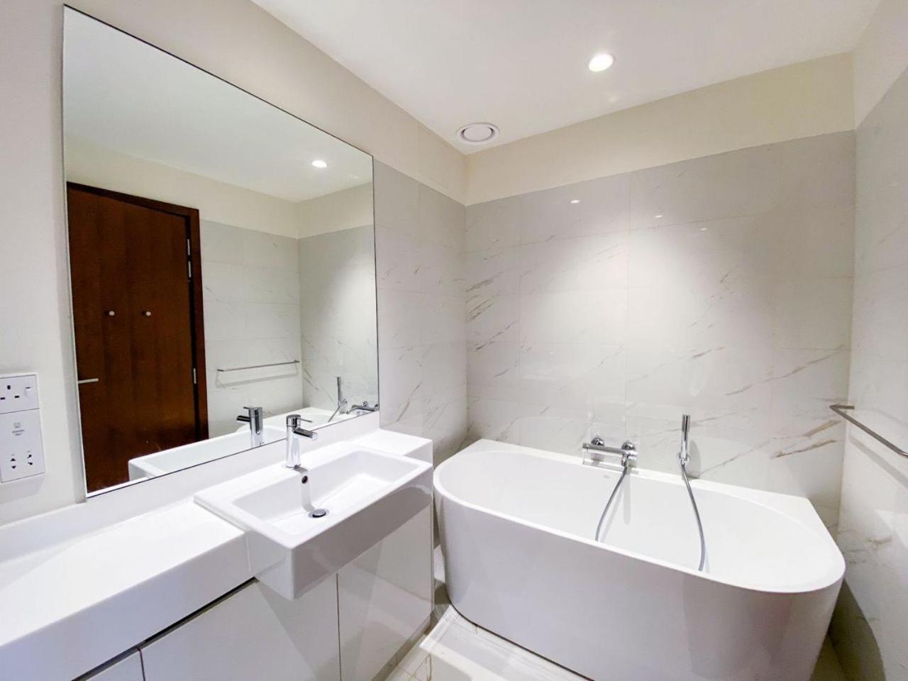 Brand New Water Front Luxury Cinnamon Suites Apartment In Heart Of Colombo City エクステリア 写真